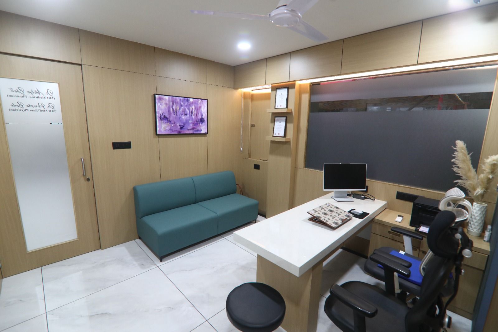 Second consultation cabin with patient seating